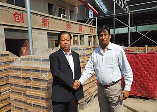 2018年4月印度客商來(lái)我公司廠(chǎng)區(qū)進(jìn)行業(yè)務(wù)洽談，李光華總經(jīng)理陪同進(jìn)行業(yè)務(wù)洽談并合影留念